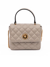 Versace gesteppte Handtasche aus taupefarbenem Leder