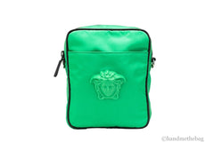 Versace Kleine, leuchtend grüne Umhängetasche/Kuriertasche aus Nylon mit Medusa-Logo