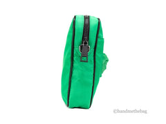 Versace Kleine, leuchtend grüne Umhängetasche/Kuriertasche aus Nylon mit Medusa-Logo