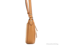 Michael Kors Dover Kleines Gepäckstück, genarbtes Leder, Halbmond-Umhängetasche