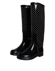 Dolce & Gabbana – Kniehohe Stiefel aus Gummi mit schwarzen Punkten