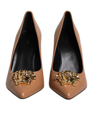 Versace Braune Leder-Pumps mit Logo-Plakette