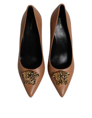 Versace Braune Leder-Pumps mit Logo-Plakette