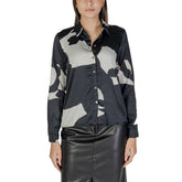 Alleen zwarte blouse van gerecycled polyester