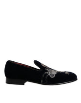 Dolce & Gabbana Schwarze Samt Loafers mit Blumen- und Revolvermotiv