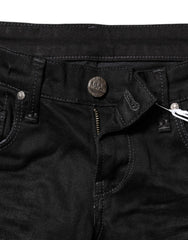 Acht schwarze schmale Jeans aus Baumwolle mit niedriger Leibhöhe