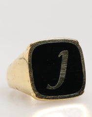 Dolce & Gabbana Verstellbare Ringe aus goldfarbenem Messing mit schwarzem Emaille-Buchstaben „J“