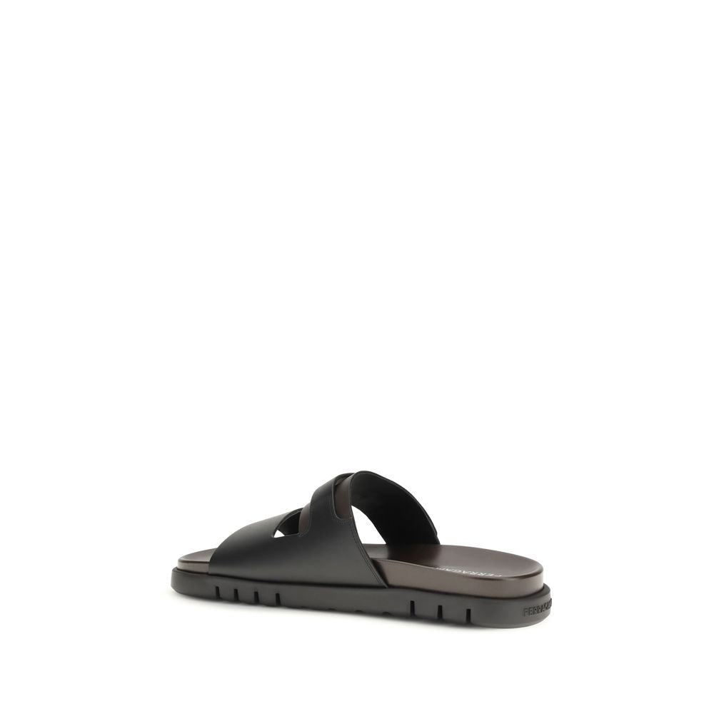 Ferragamo Zwarte kalfsleren Bos Taurus platte sandalen