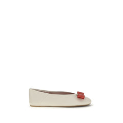 Ferragamo Witte Kalfsleren Bos Taurus Ballerina's