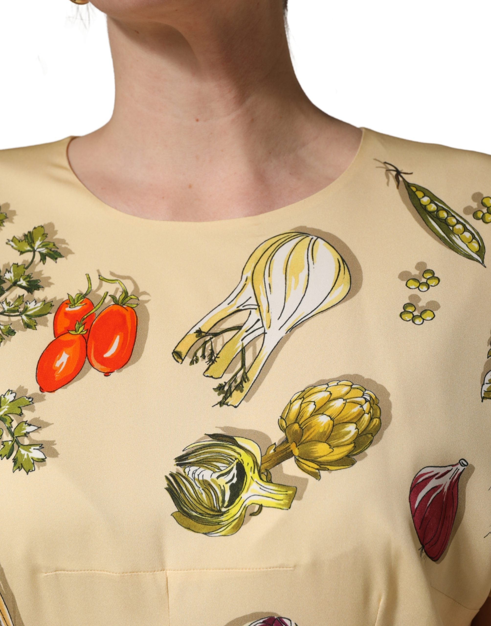 Dolce & Gabbana beiges Etui-Seidenmidikleid mit Frucht-Tupfenmuster