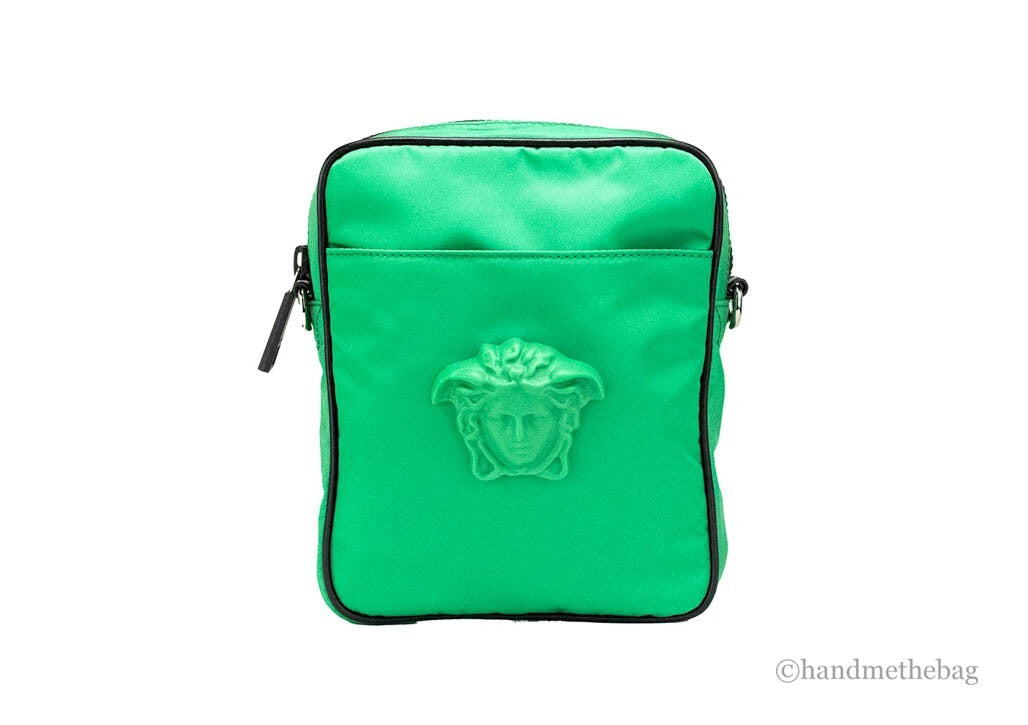 Versace Kleine, leuchtend grüne Umhängetasche/Kuriertasche aus Nylon mit Medusa-Logo