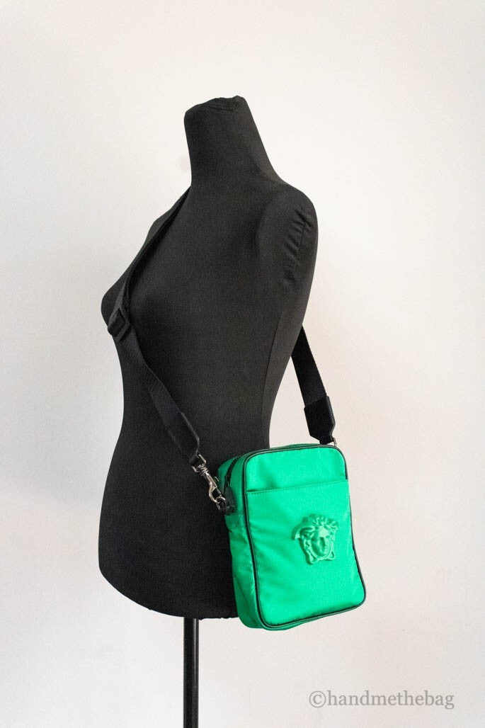 Versace Kleine, leuchtend grüne Umhängetasche/Kuriertasche aus Nylon mit Medusa-Logo