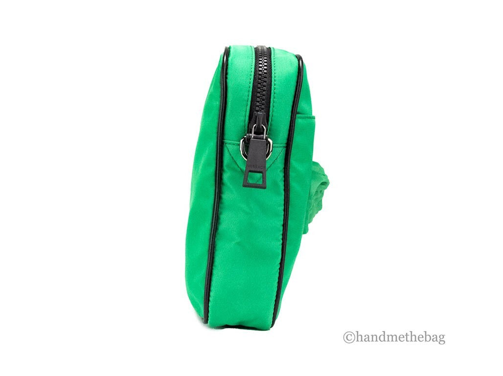 Versace Kleine, leuchtend grüne Umhängetasche/Kuriertasche aus Nylon mit Medusa-Logo