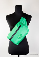 Versace Kleine hellgrüne Nylon Matt Medusa Gürteltasche Bauchtasche Hüfttasche