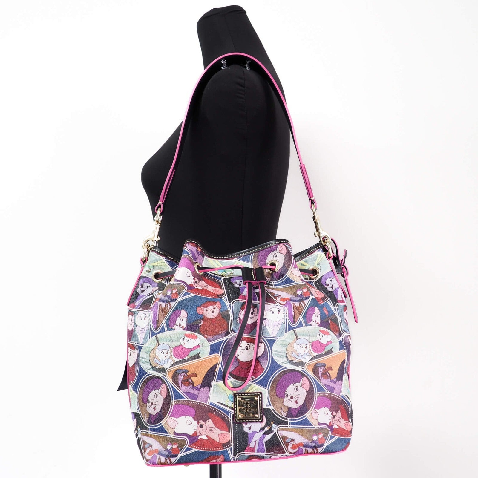 Dooney & Bourke Disney Bernard und Bianca Umhängetasche mit Zugband