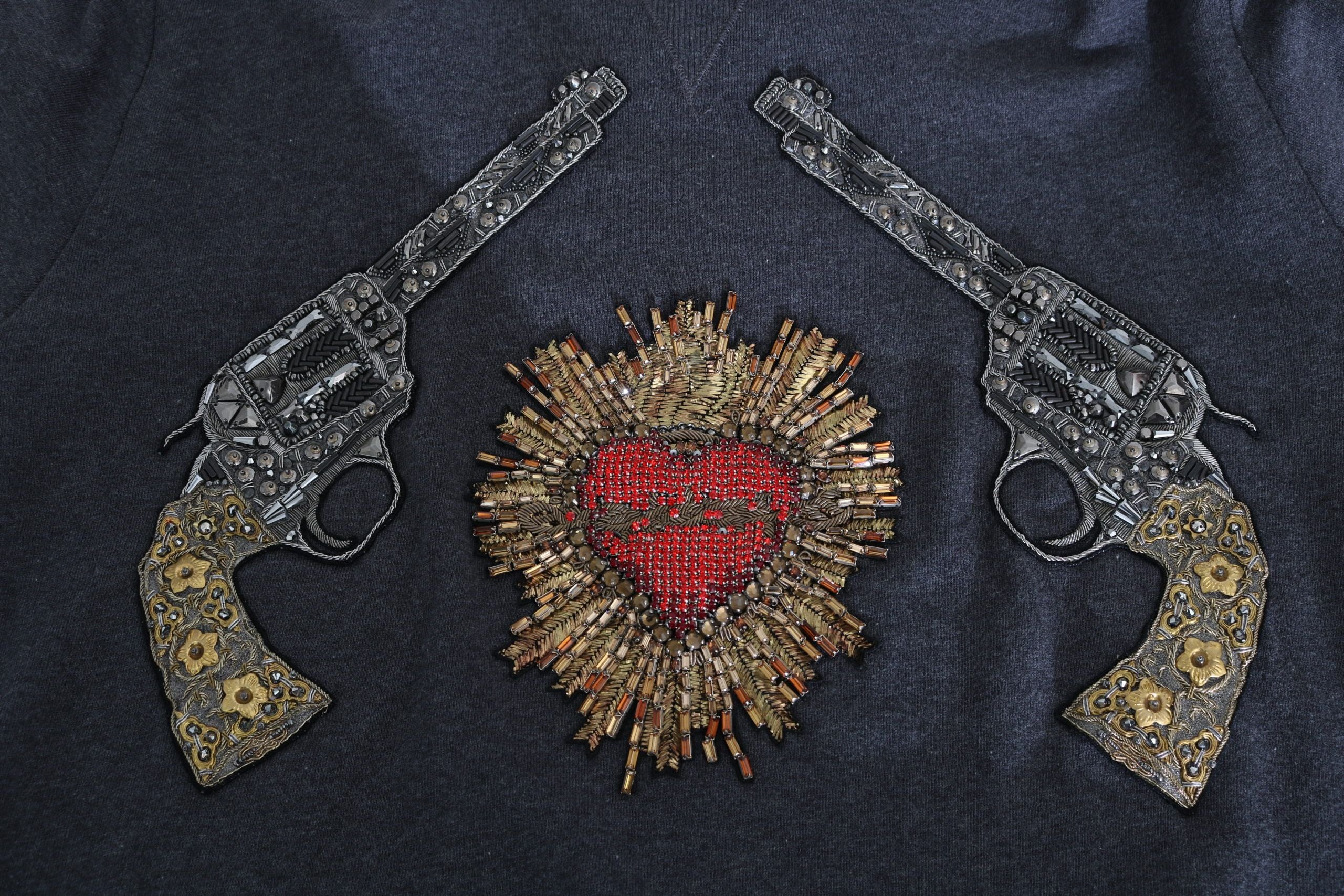 Dolce & Gabbana Grauer Kapuzenpullover mit rotem Kristallherz und Gewehr