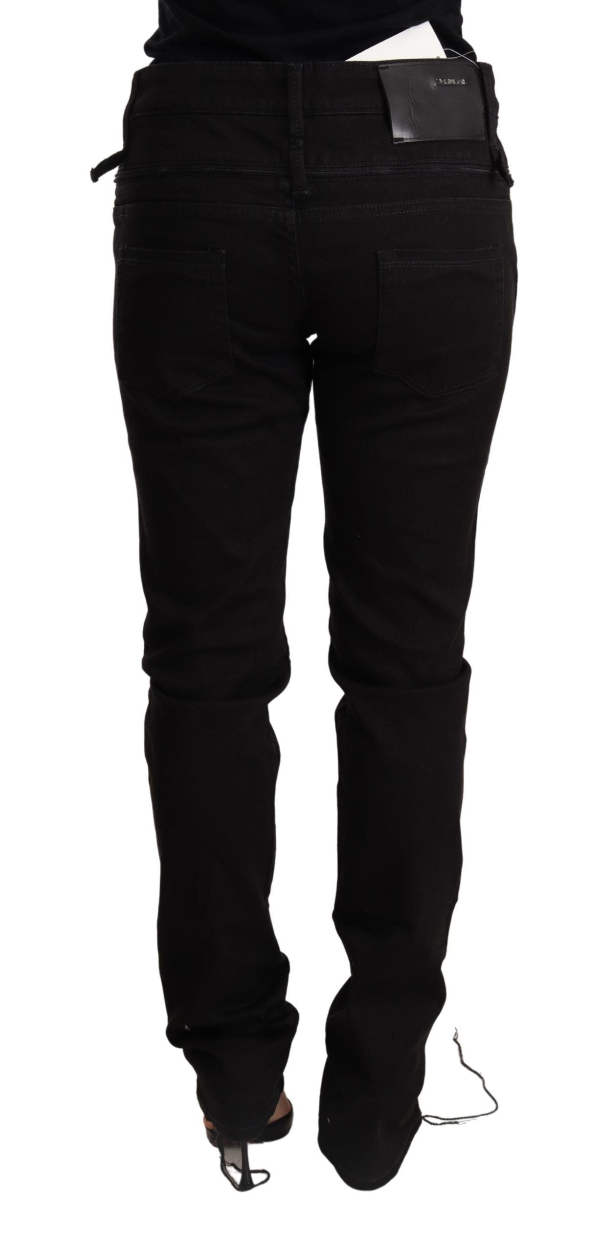 Acht schwarze Low-Waist Skinny Jeans
