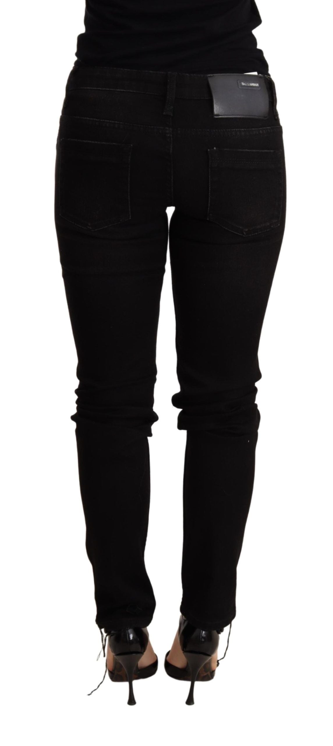 Acht schwarze Low-Waist Skinny-Jeans