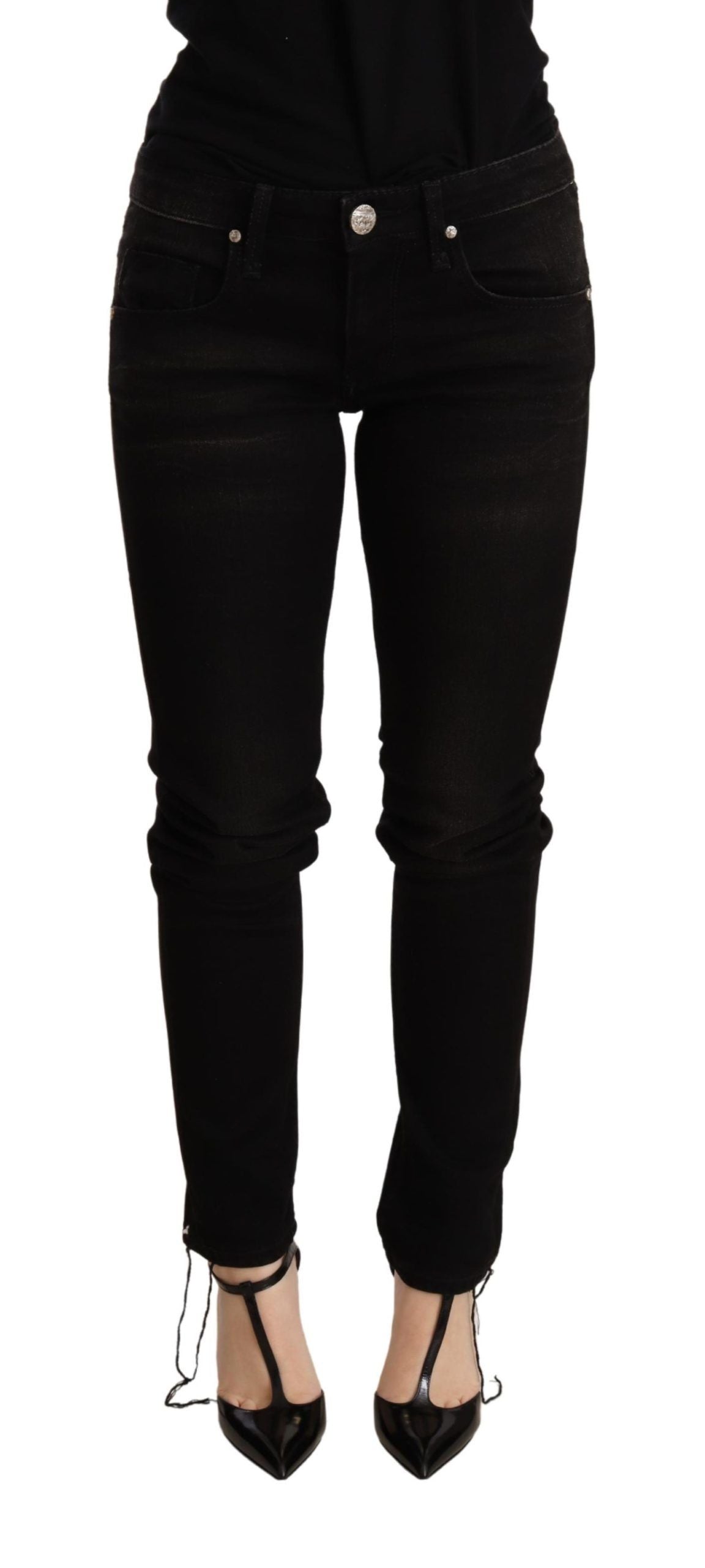 Acht schwarze Low-Waist Skinny-Jeans