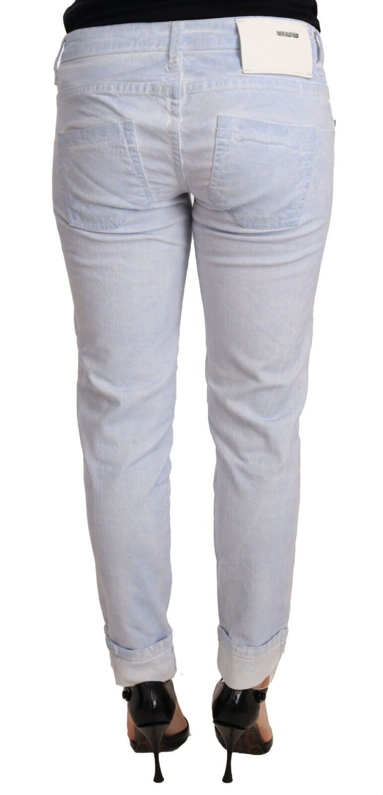 Acht Hellblaue Baumwoll-Denim-Röhrenjeans für Damen mit umgeschlagenem Saum
