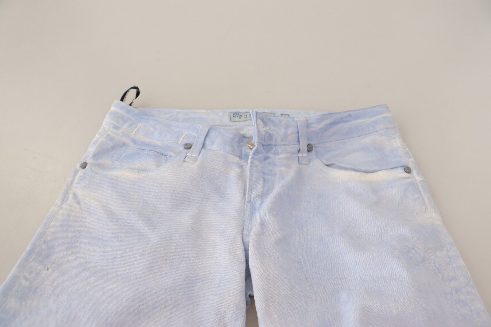 Acht Hellblaue Baumwoll-Denim-Röhrenjeans für Damen mit umgeschlagenem Saum