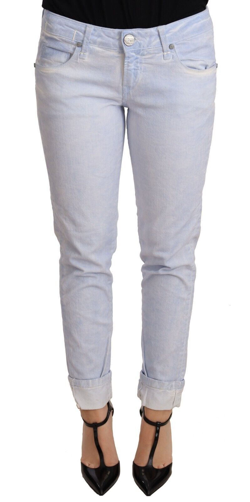 Acht Hellblaue Baumwoll-Denim-Röhrenjeans für Damen mit umgeschlagenem Saum
