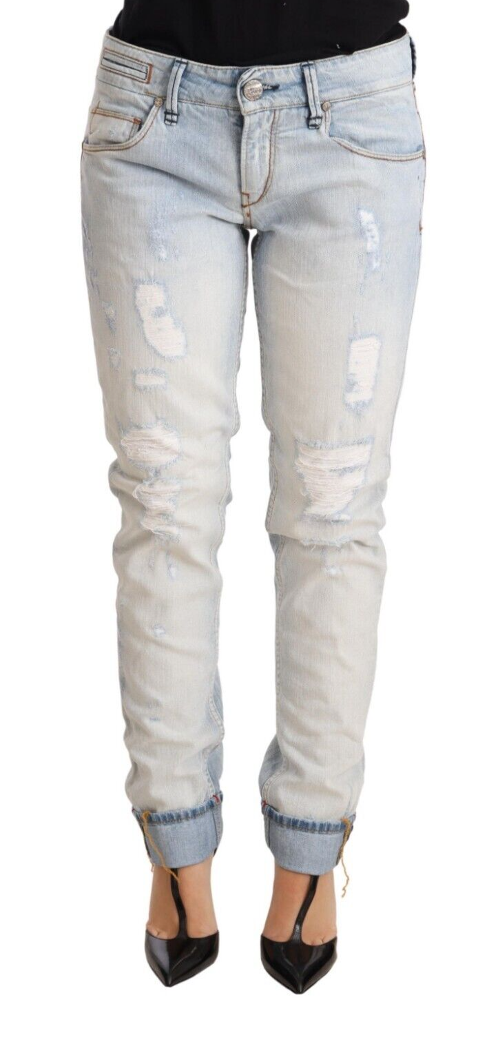 Acht hellblaue Distressed-Jeans aus Baumwolle mit umgeschlagenem Saum
