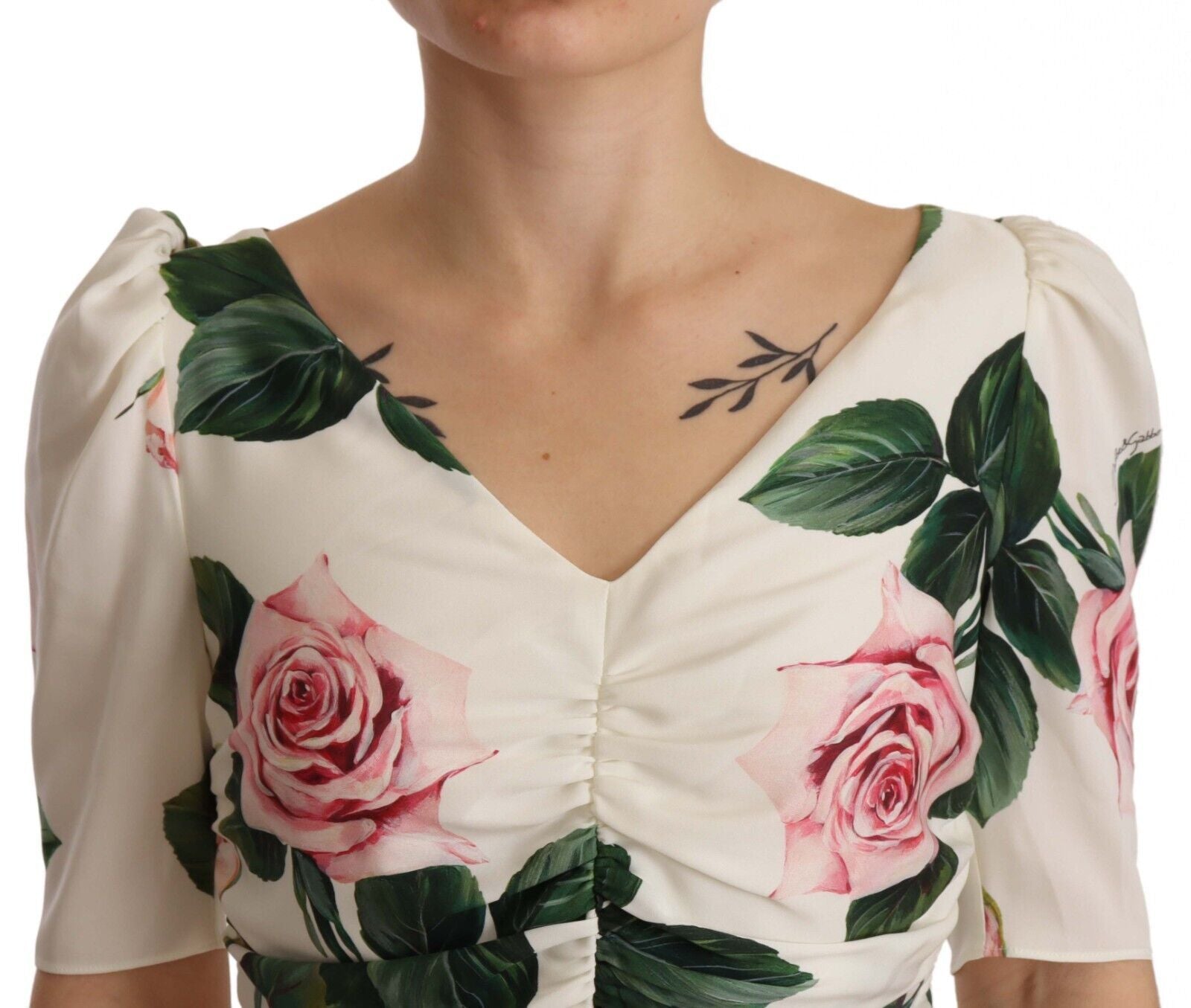Dolce & Gabbana Plissiertes Kleid aus Stretch-Seide mit weißen Rosenmuster