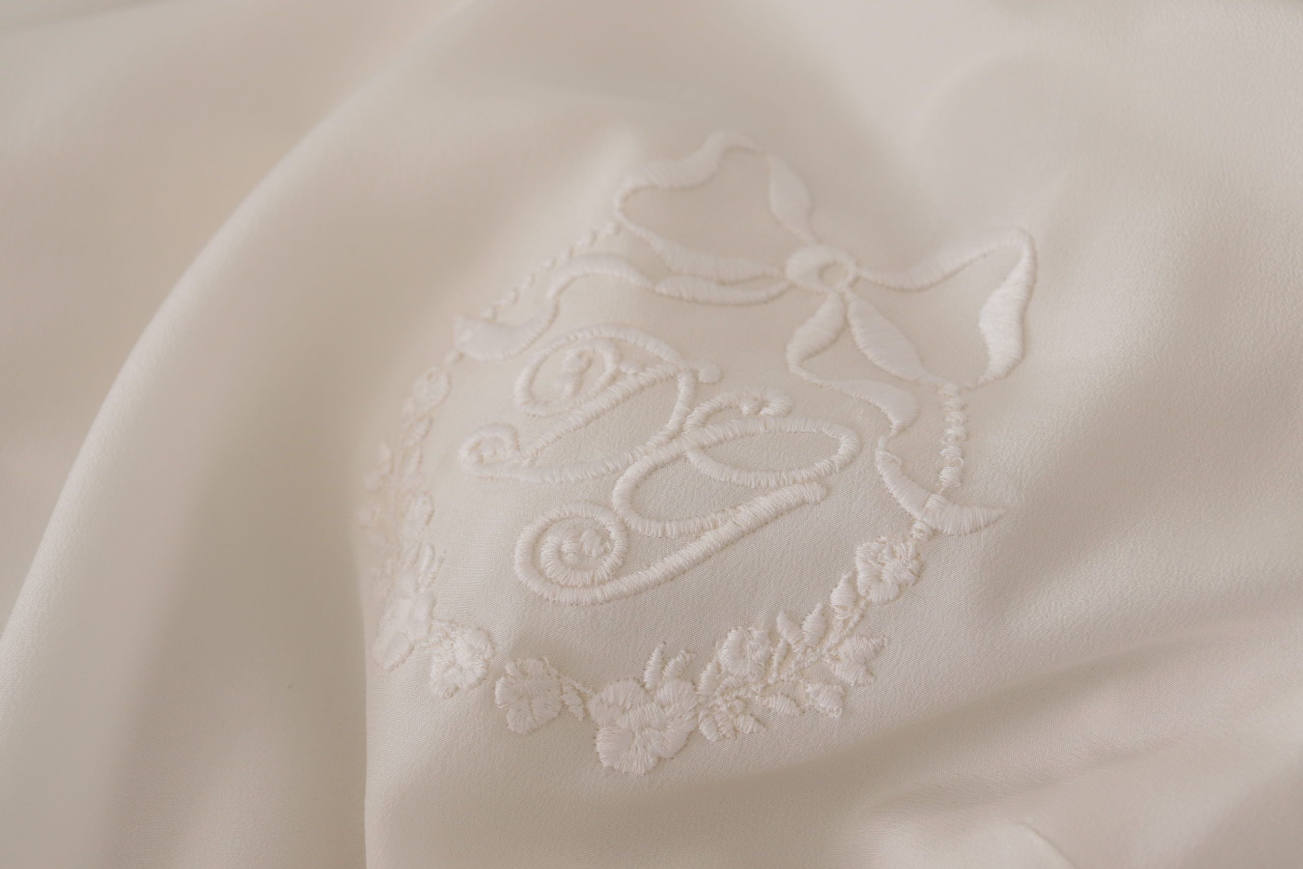 Dolce & Gabbana Weiße Seidenbluse mit DG Logo Stickerei und langen Ärmeln