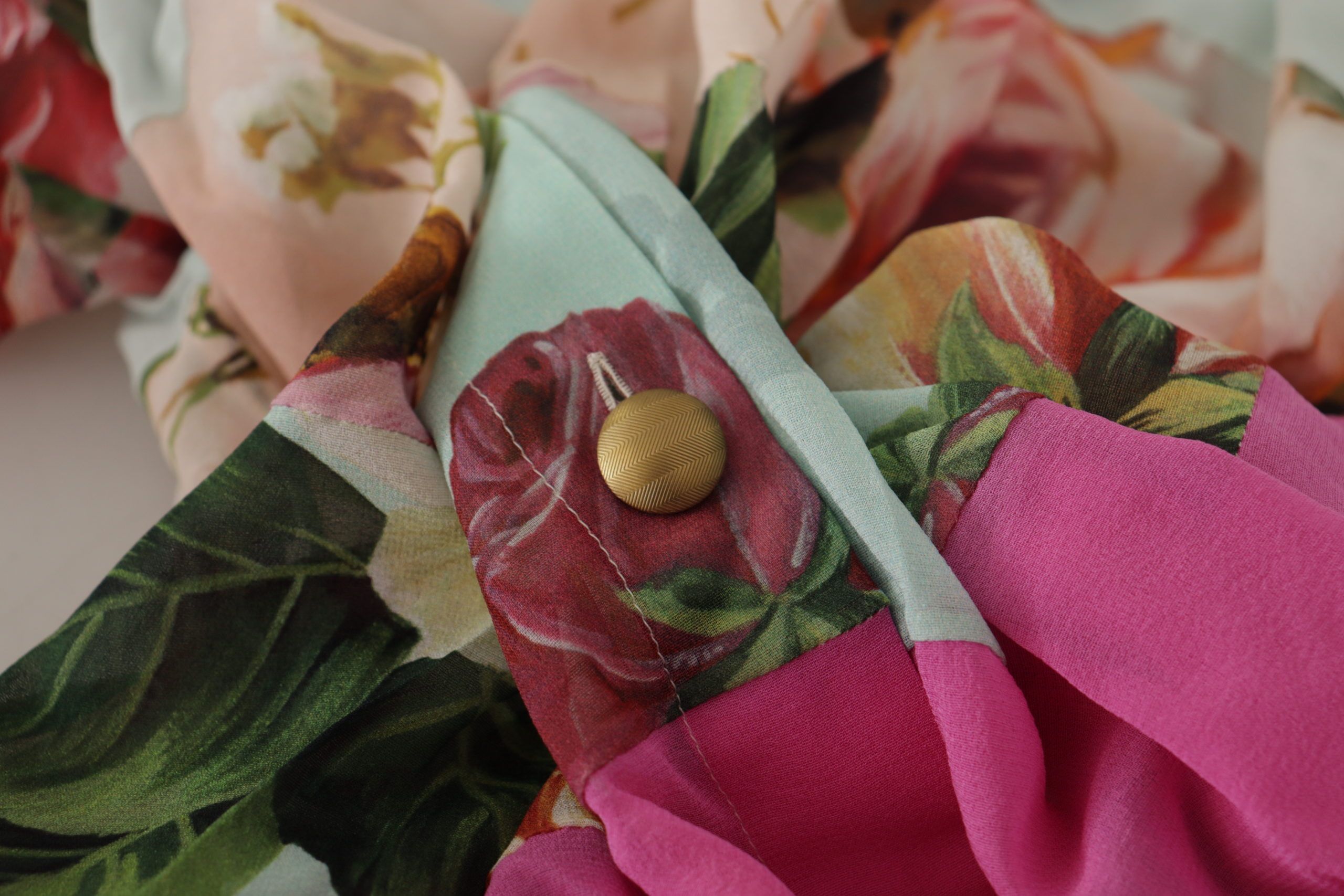 Dolce & Gabbana Multikleur Bloemen Patchwork Ontwerp Ascotkraag Top Blouse