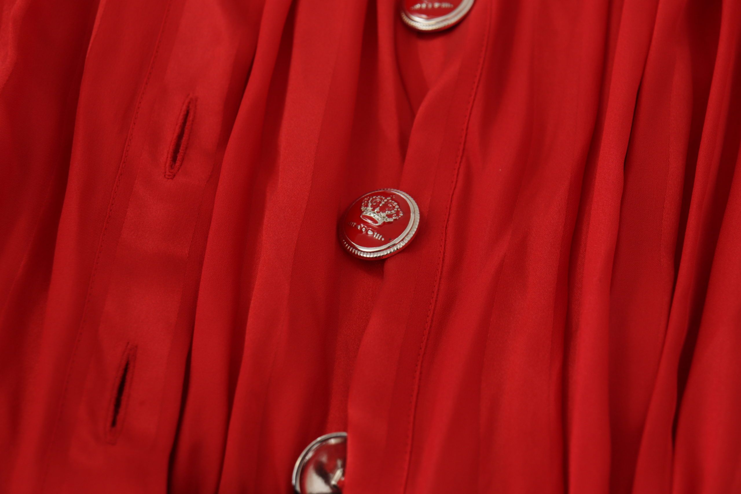 Dolce & Gabbana rotes durchgeknöpftes Satin-Seidenkleid mit Gürtel