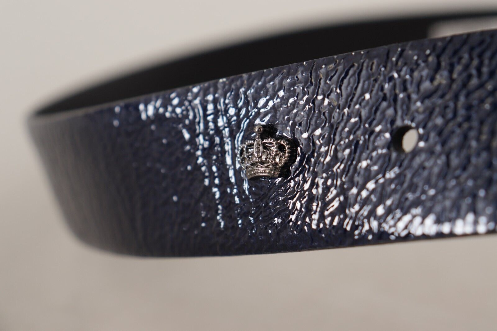 Dolce & Gabbana Blauer Lackleder-Gürtel mit silberner Logo-Schnalle