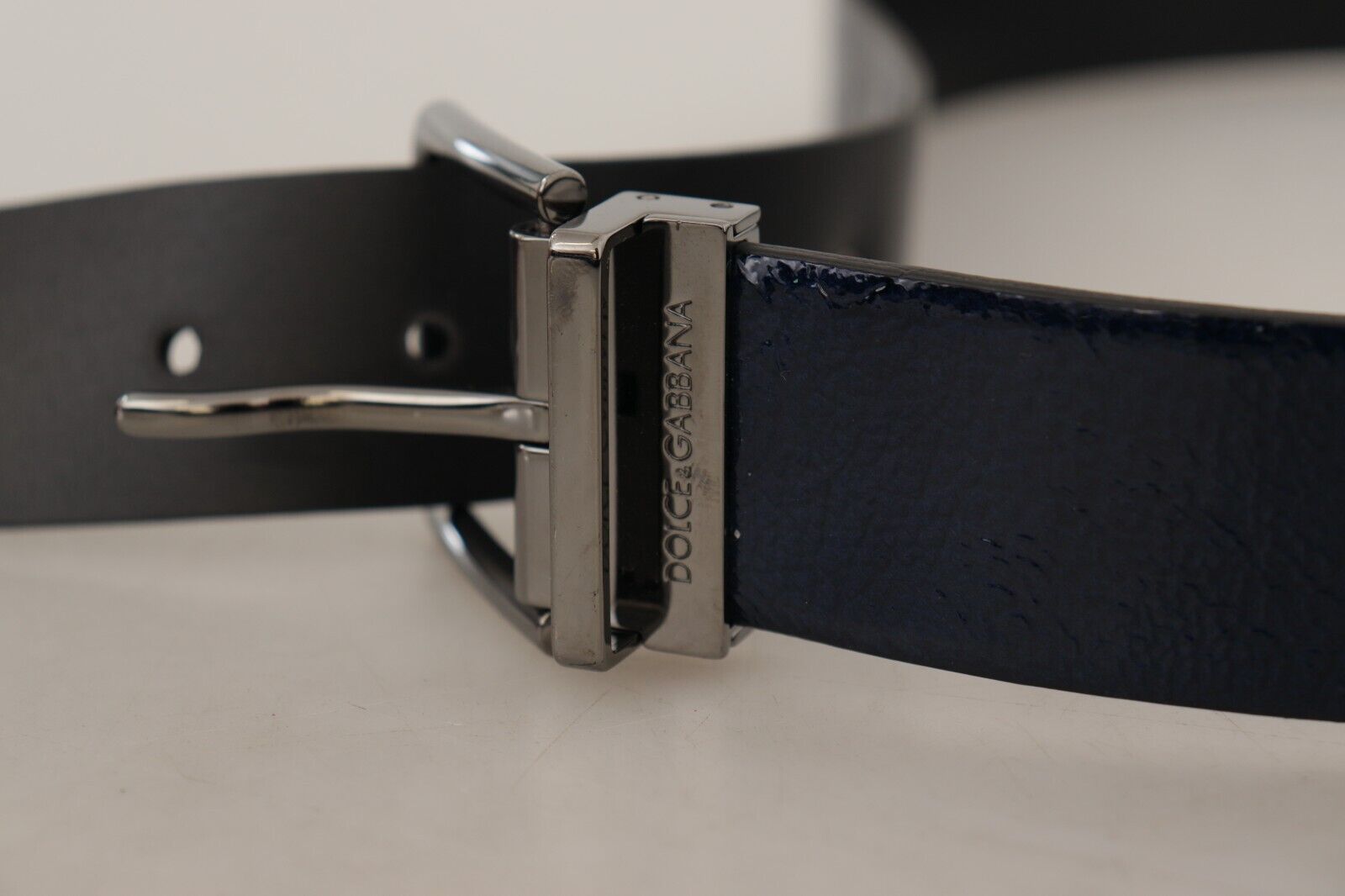 Dolce & Gabbana Blauer Lackleder-Gürtel mit silberner Logo-Schnalle