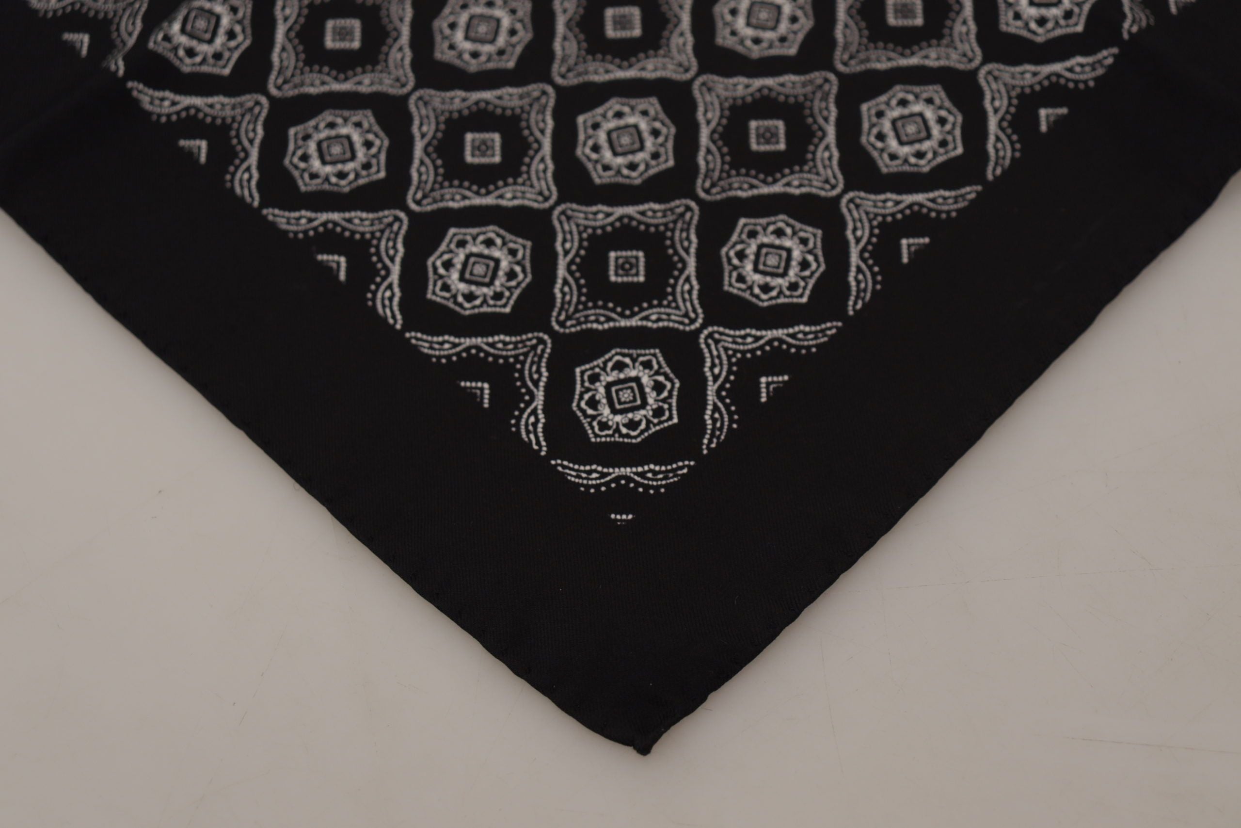 Dolce & Gabbana Schwarzes quadratisches Halstuch mit geometrischem Muster