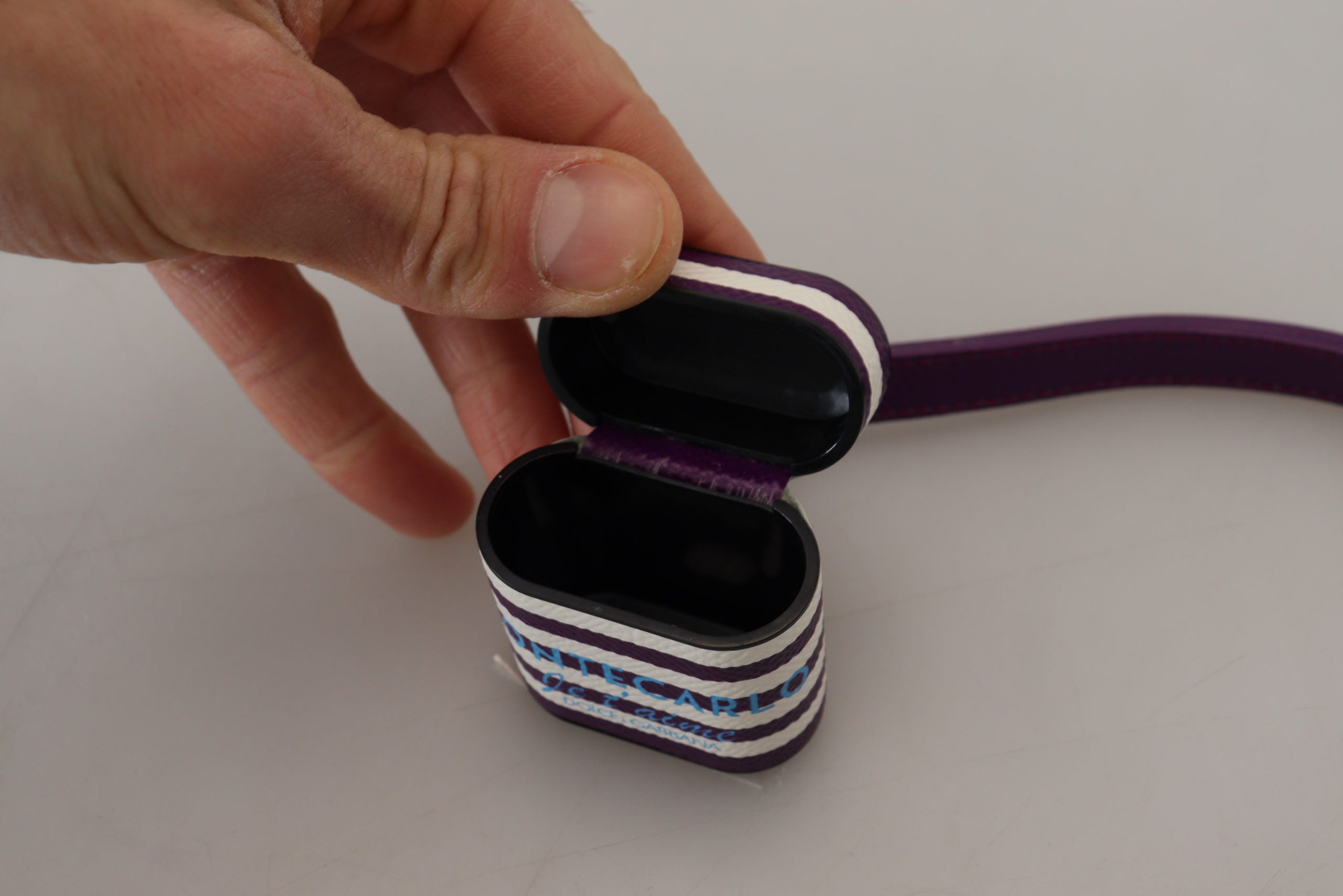 Dolce & Gabbana Airpods-Hülle aus lila Leder mit Goldmetall-Logo