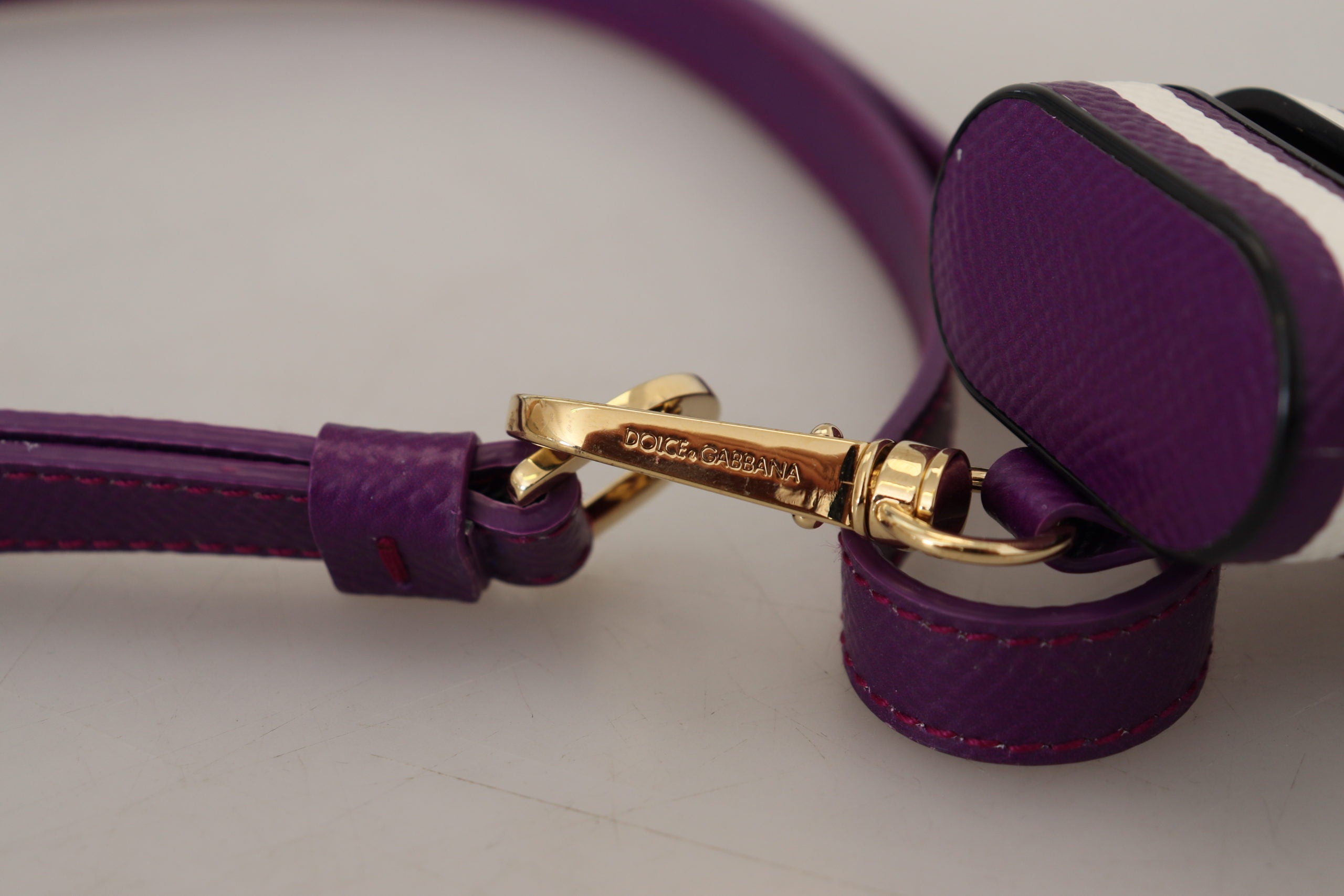 Dolce & Gabbana Airpods-Hülle aus lila Leder mit Goldmetall-Logo