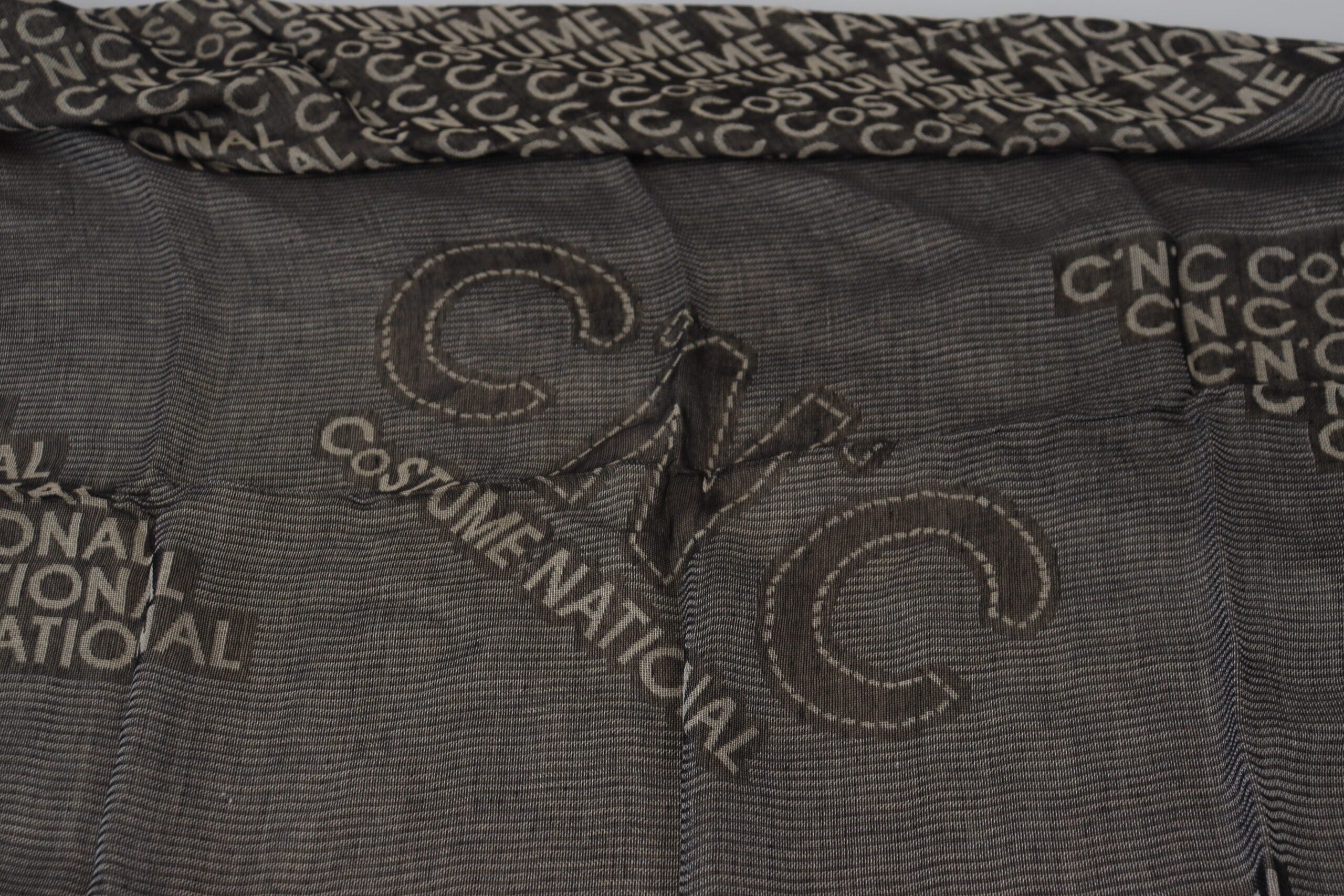 Costume National Grauer Strickschal mit Logo