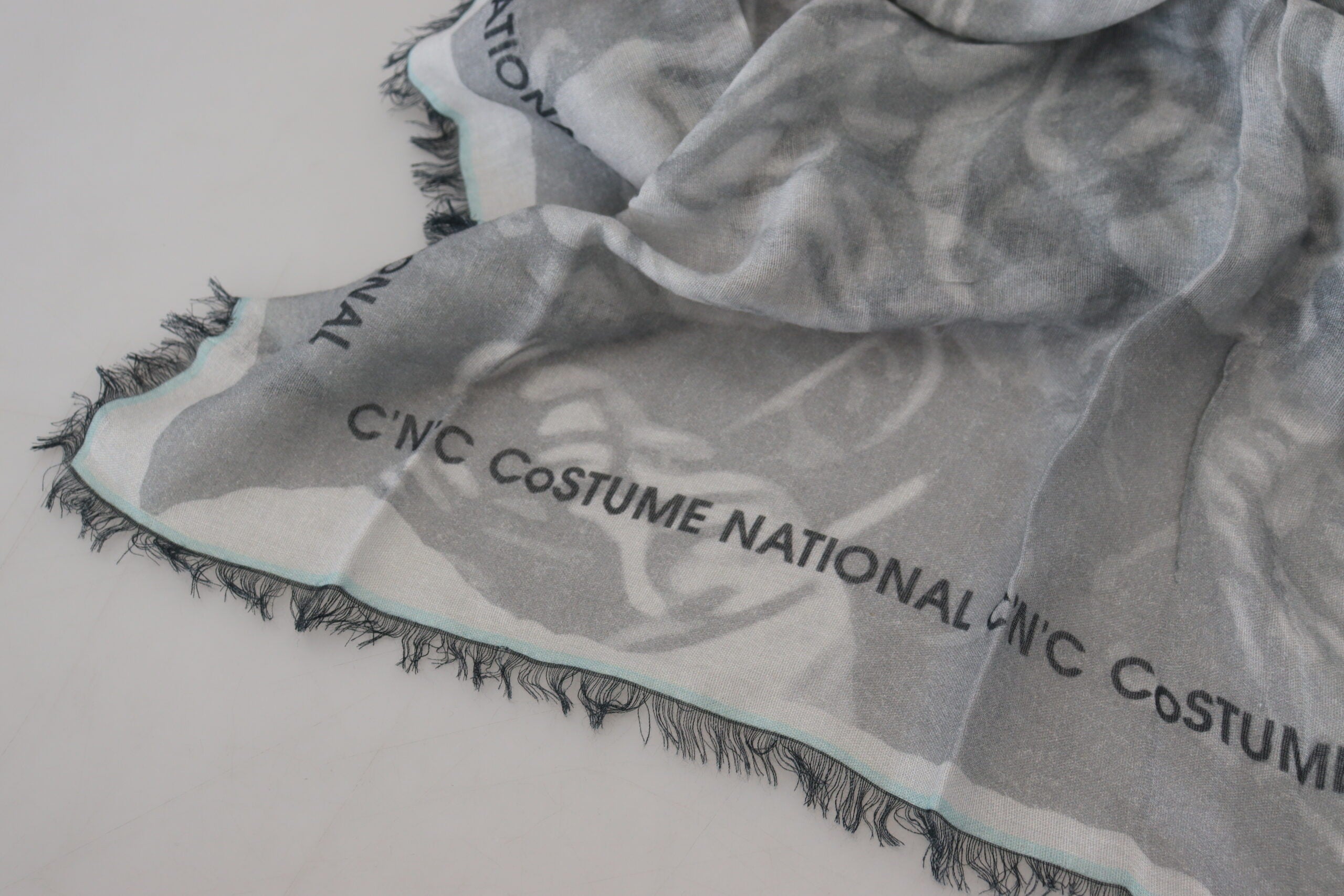 Costume National Schal Foulard Fransen Grau bedruckt