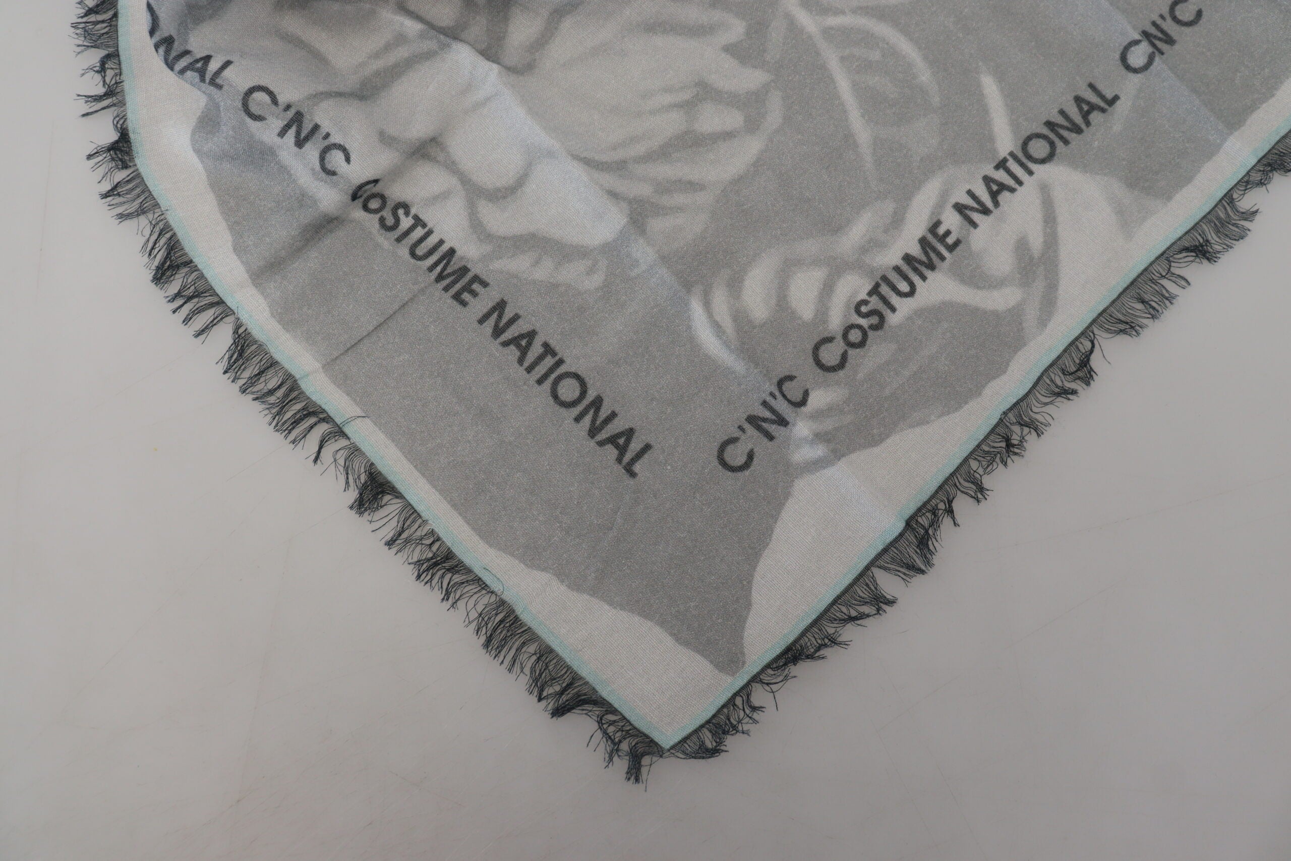 Costume National Schal Foulard Fransen Grau bedruckt
