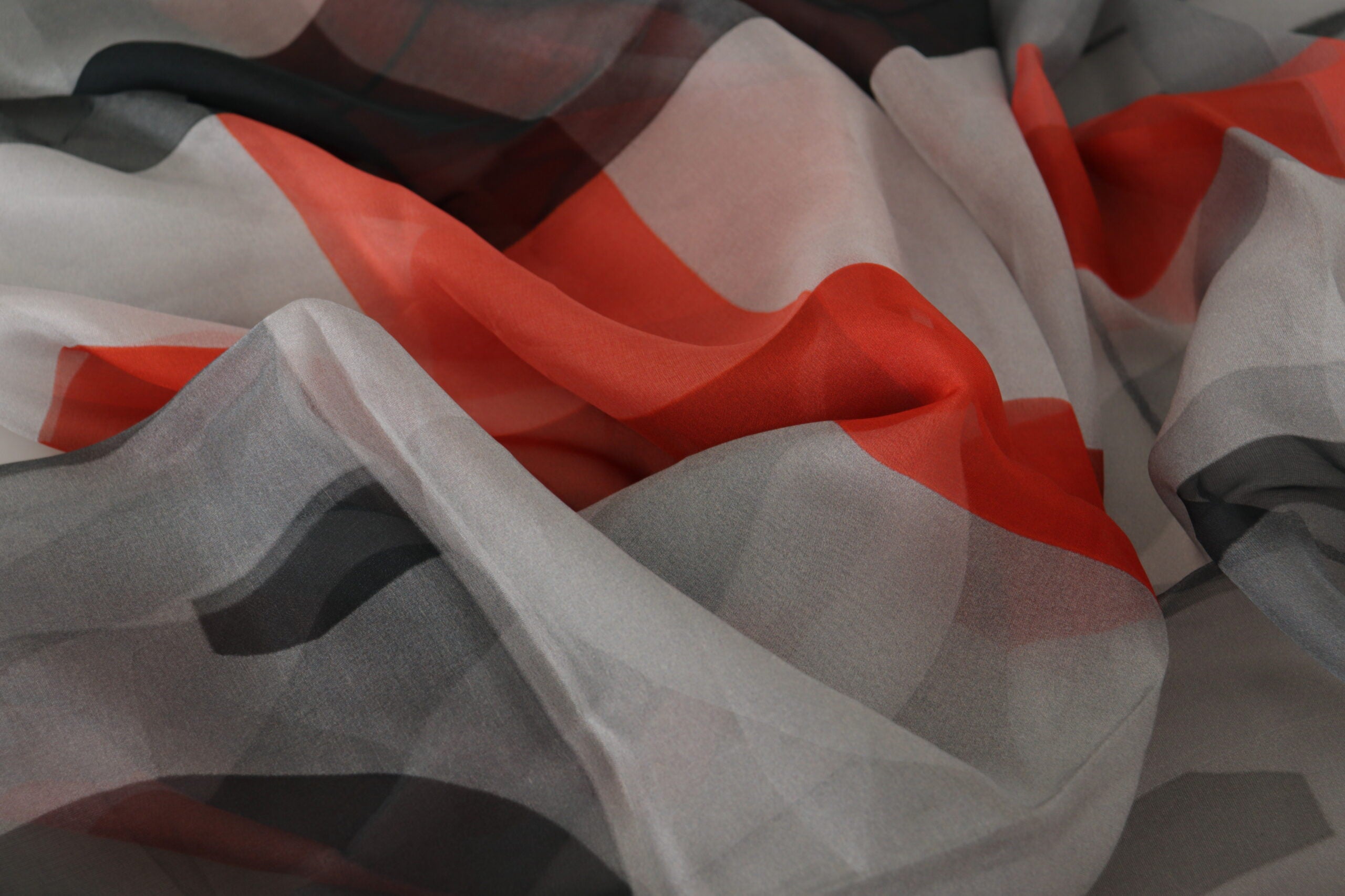 Costume National Grau Rot Schal Foulard Wrap