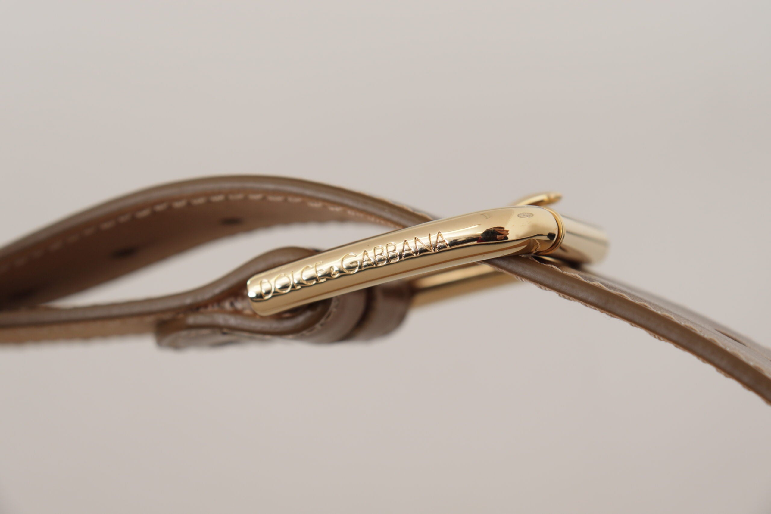 Dolce & Gabbana Gürtel aus bronzefarbenem Kalbsleder mit goldener Logo-Gürtelschnalle