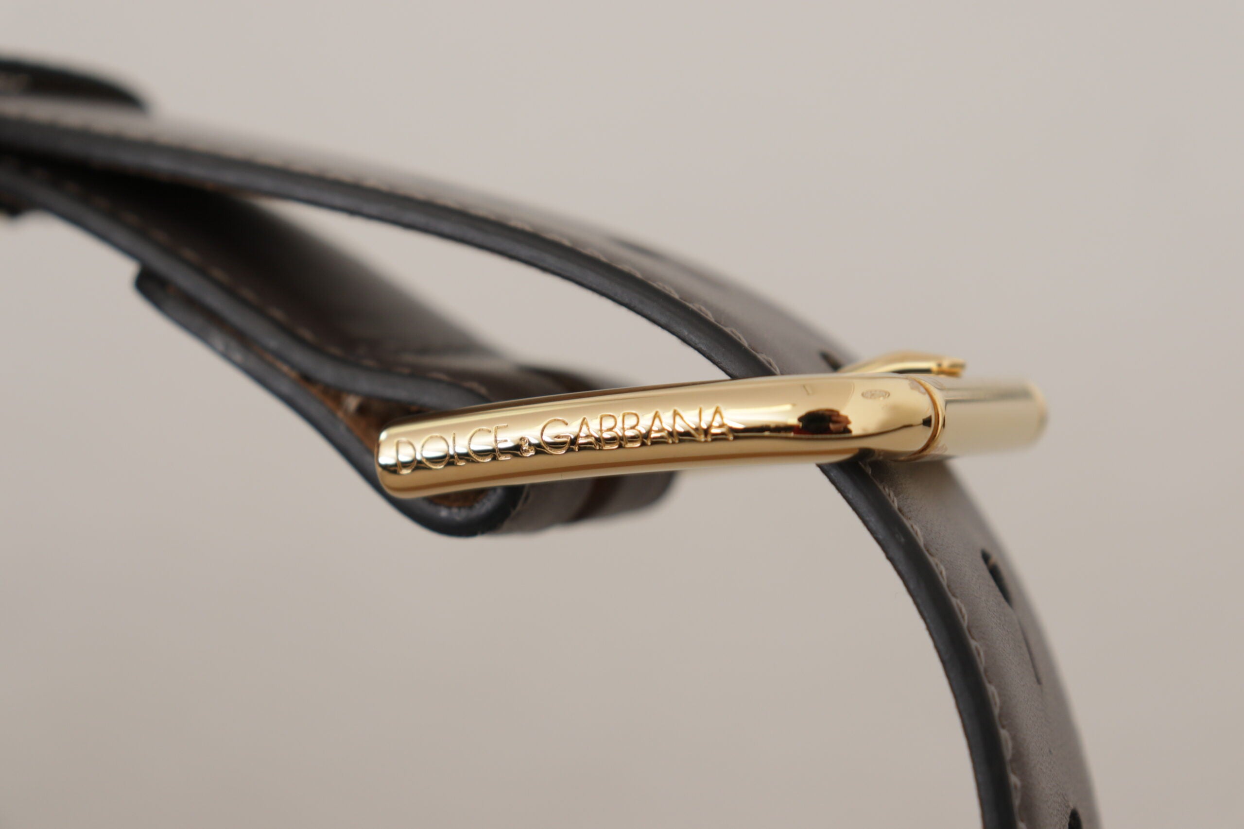 Dolce & Gabbana Gürtel aus grauem Kalbsleder mit goldener Metallschnalle mit Logo