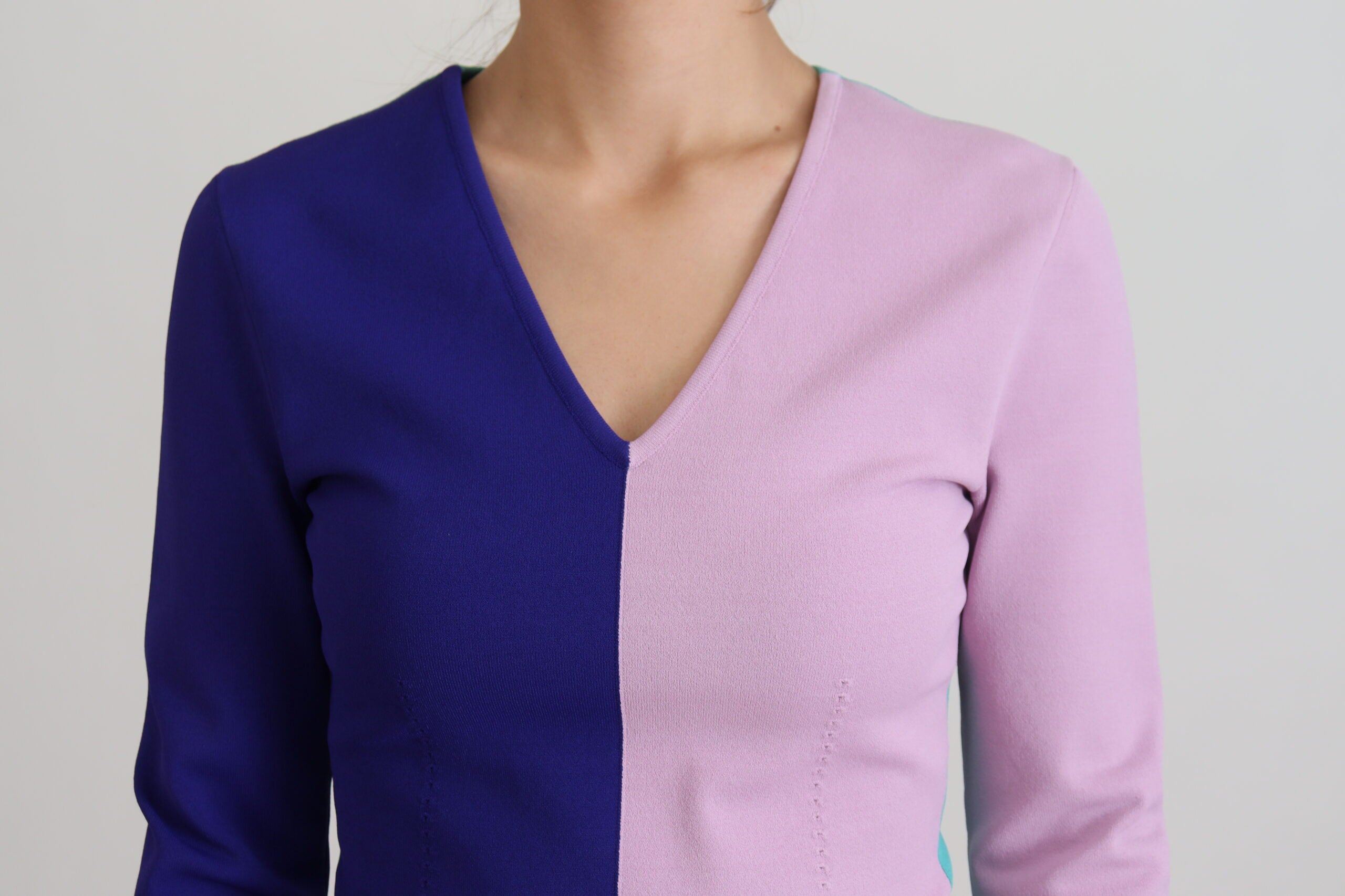 Dolce & Gabbana Pullover aus Viskose mit V-Ausschnitt, mehrfarbig, lange Ärmel