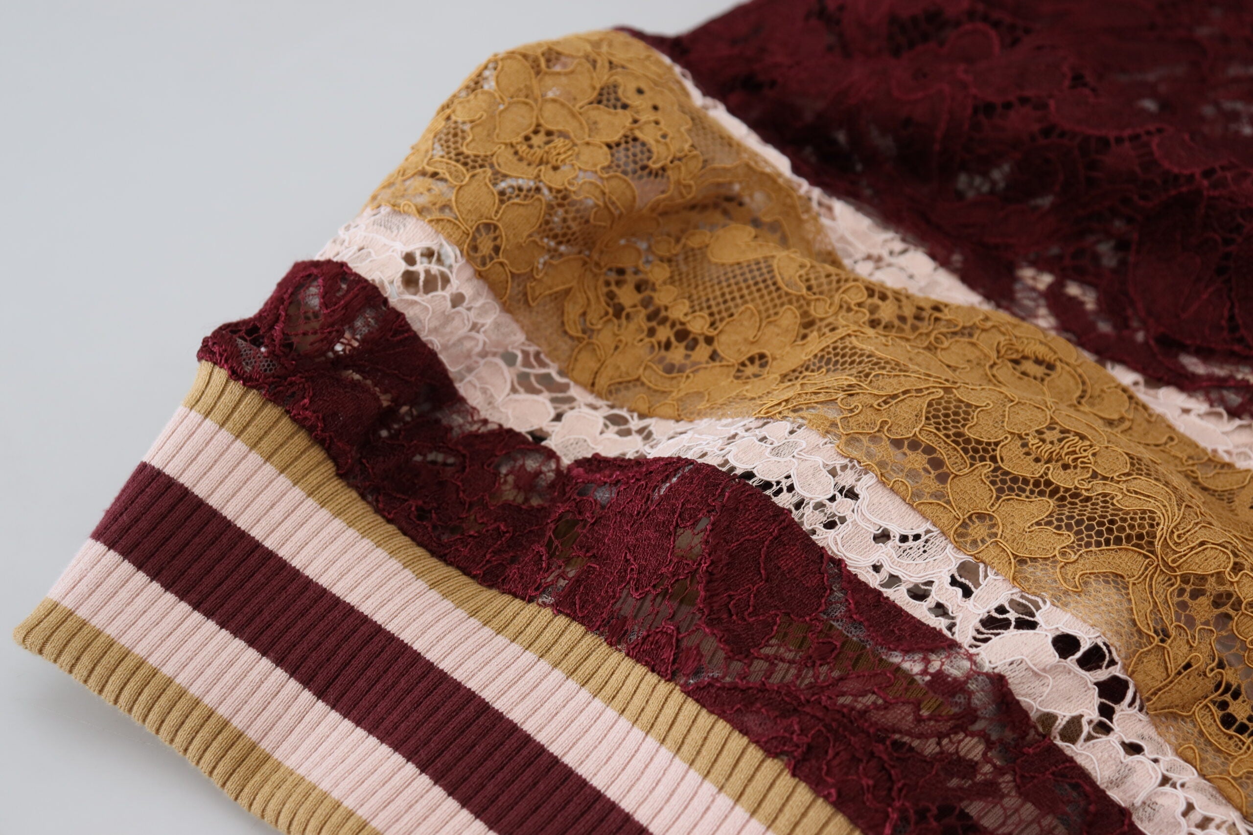 Dolce & Gabbana Pullover mit V-Ausschnitt aus mehrfarbiger Spitze