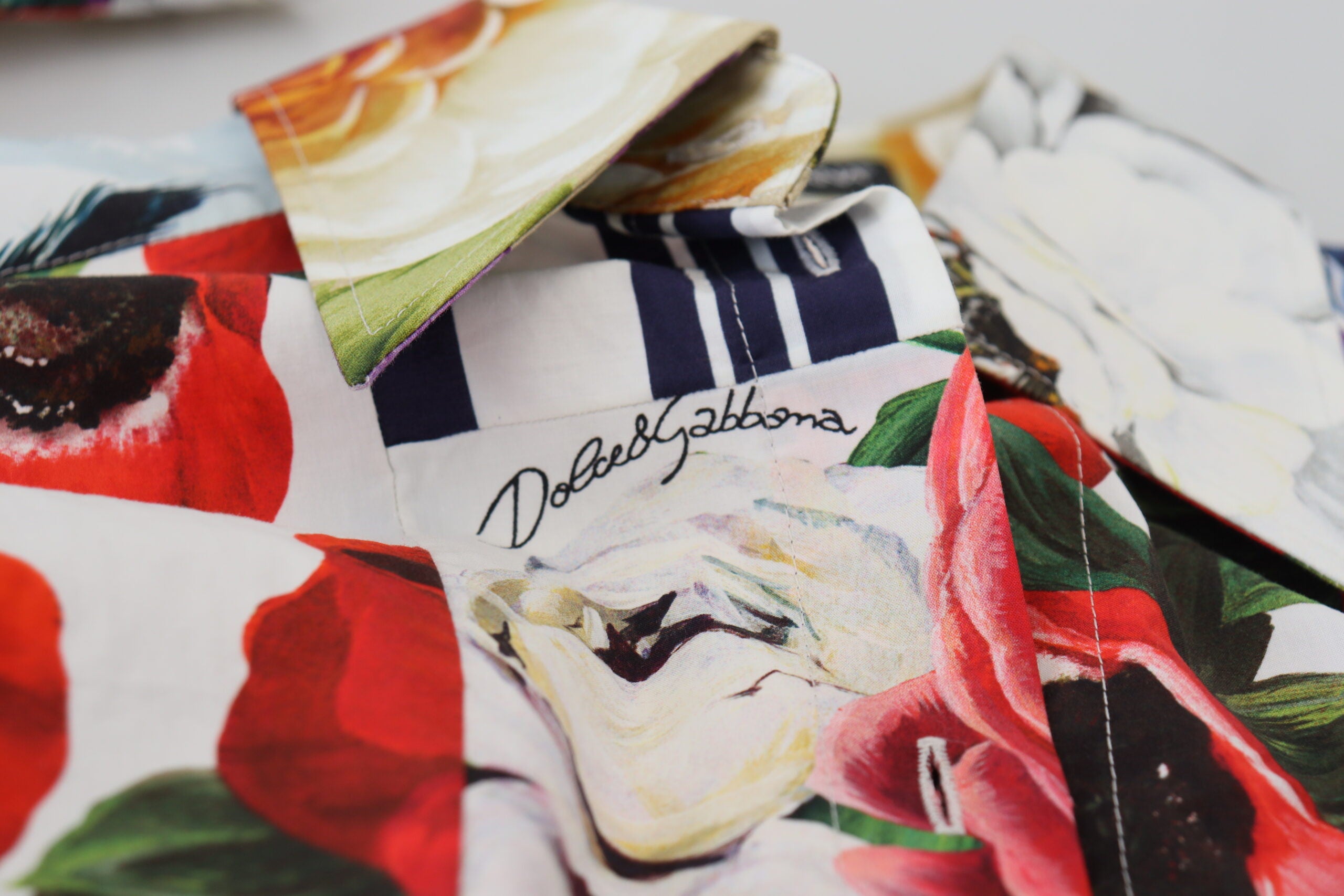 Dolce & Gabbana Bunte Baumwollbluse mit Blumenmuster und Kragen