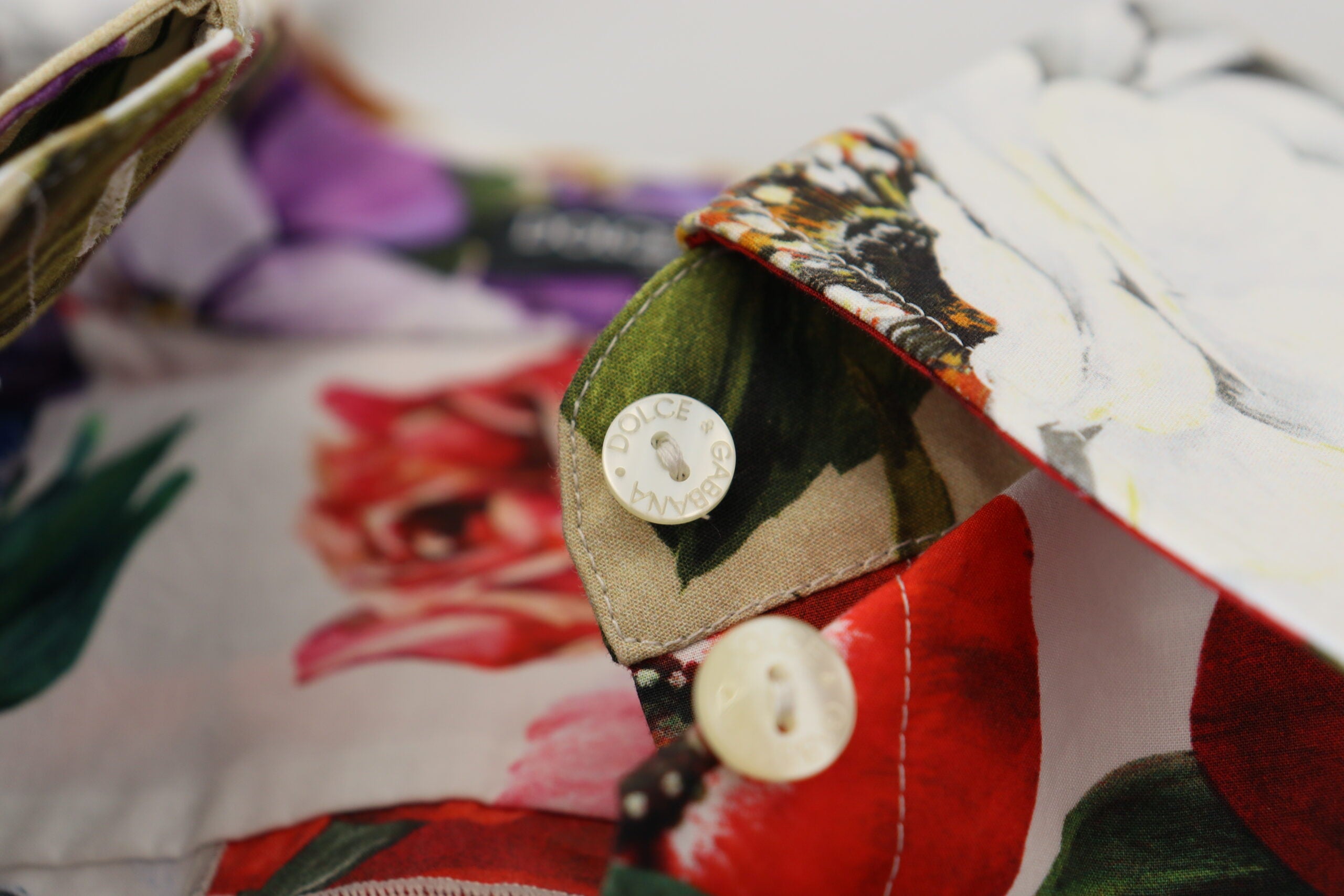 Dolce & Gabbana Bunte Baumwollbluse mit Blumenmuster und Kragen