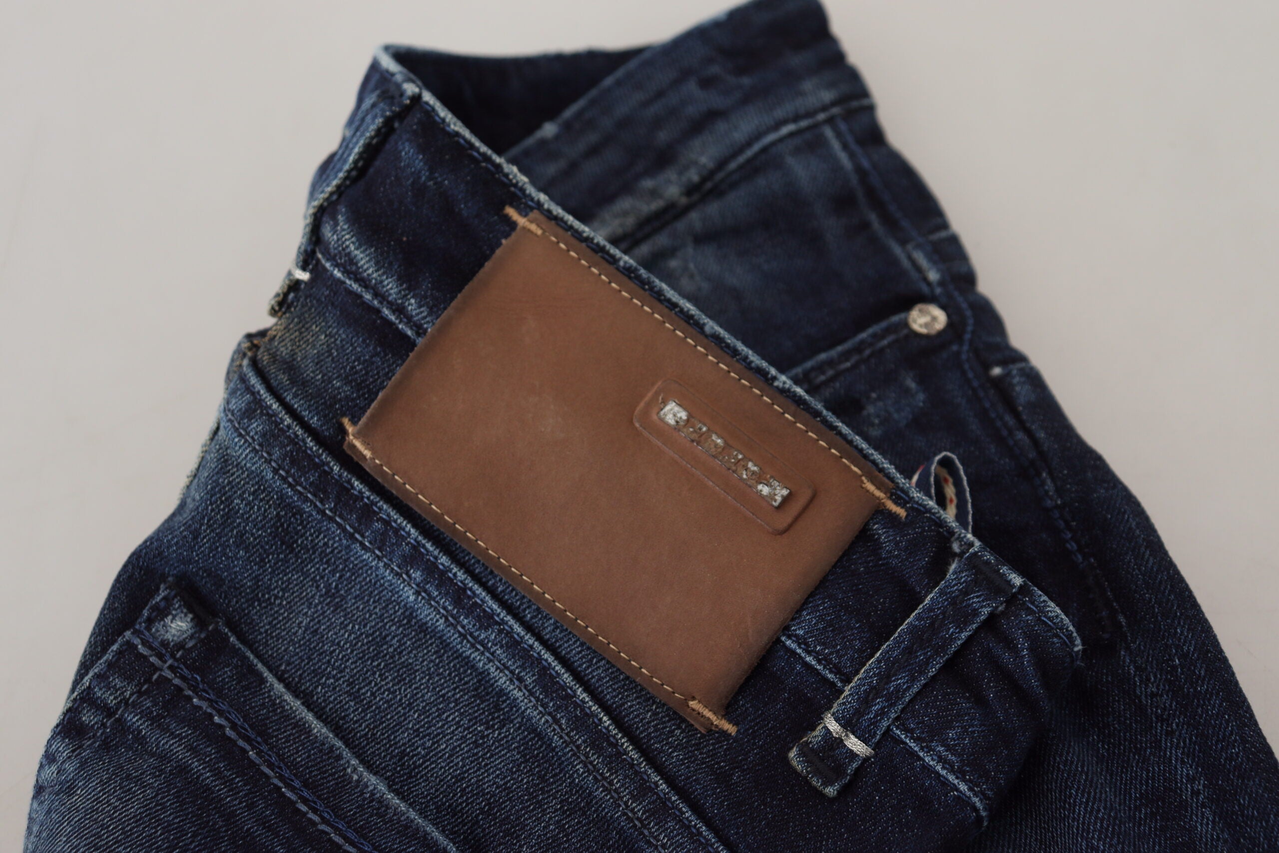 Acht blaue Slim Fit Low Waist Damenjeans aus Baumwolle