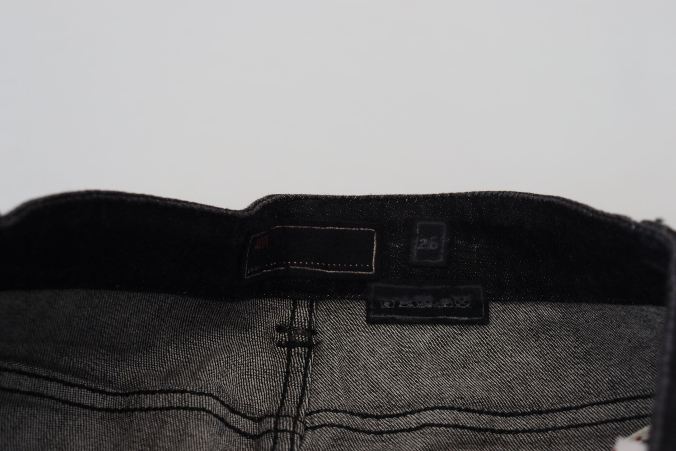 Acht schwarze Low Waist Slim Fit Jeans aus Baumwoll-Denim