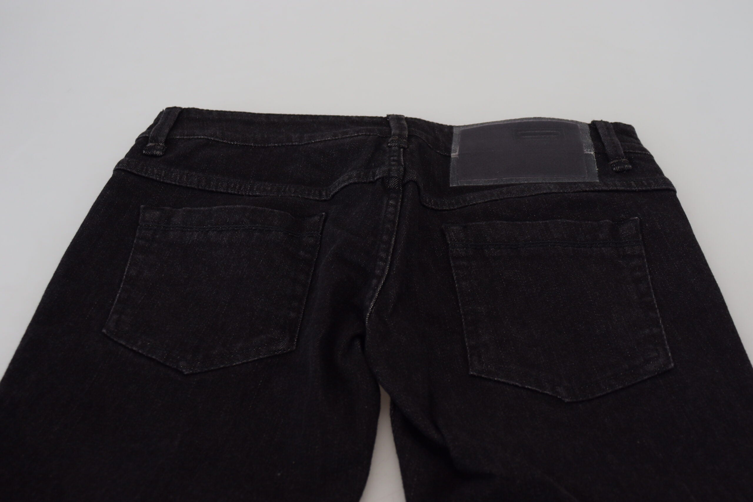 Acht schwarze Low Waist Slim Fit Jeans aus Baumwoll-Denim