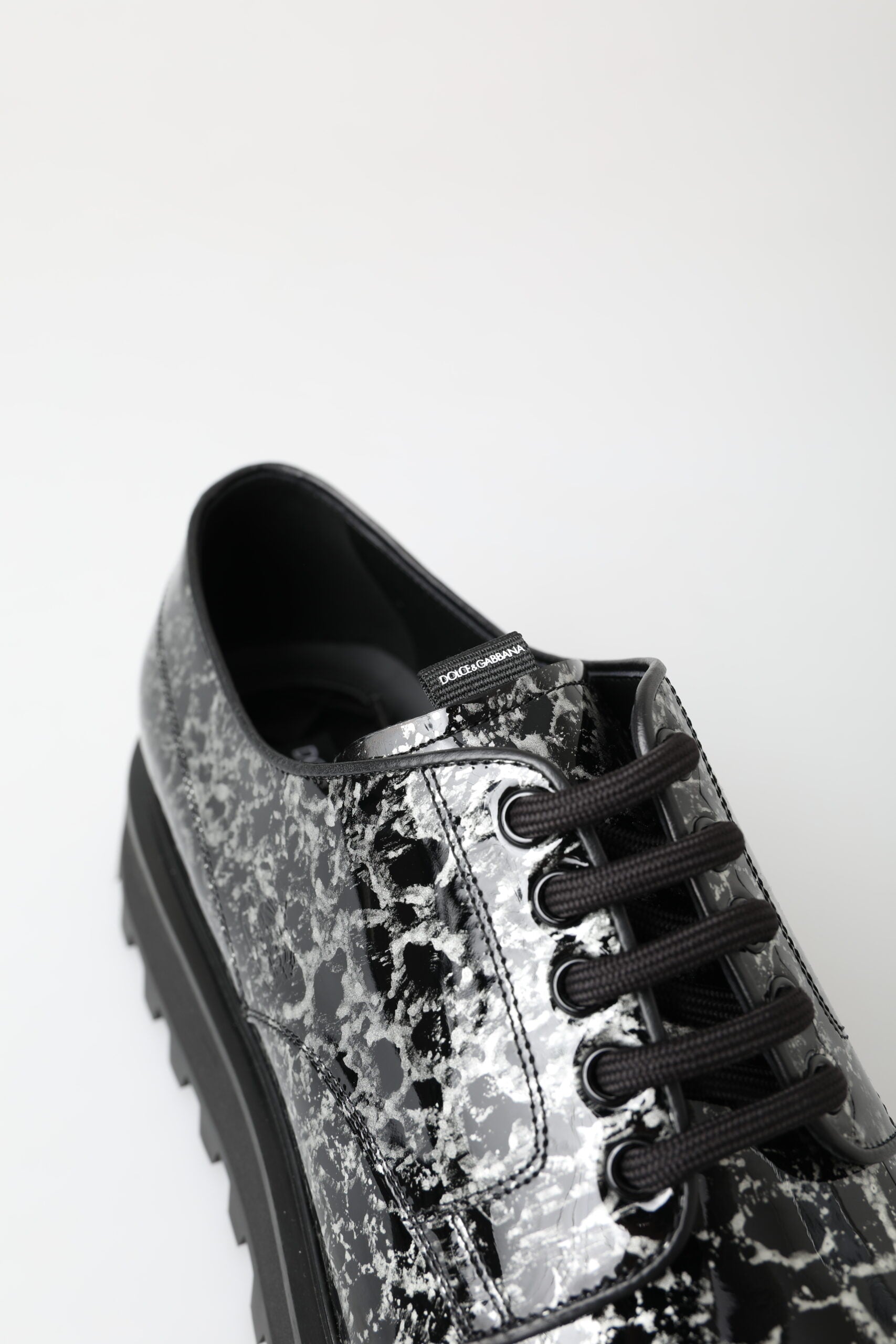 Dolce & Gabbana Schwarz-weiße Derby-Schuhe aus Lackleder